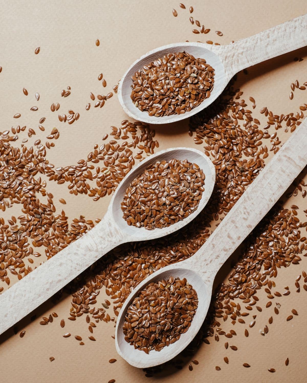 spoons with whole flax seeds 