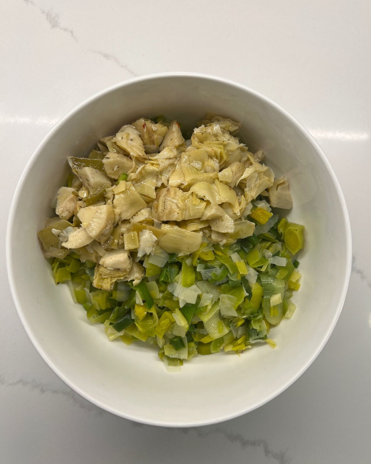 bowl with leeks and artichokes 